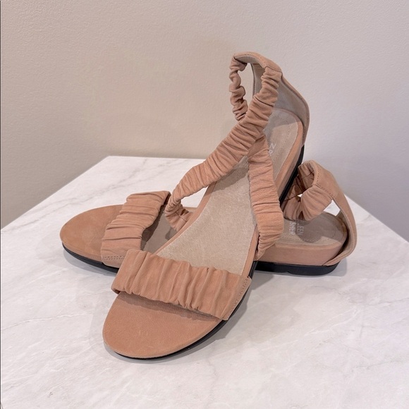 Eileen Fisher Shoes - 🔥NWOT Eileen Fisher Women's Tan Sandals🔥